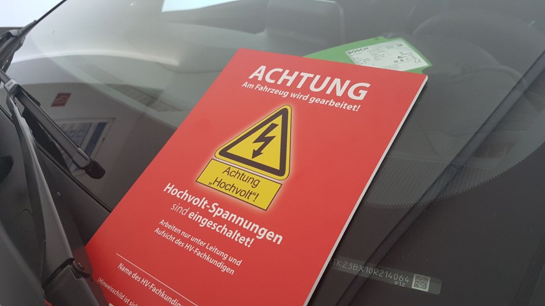 Achtung Hochvolt-Spannungen