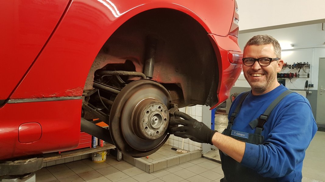 Reparatur der Bremse am Fahrzeug