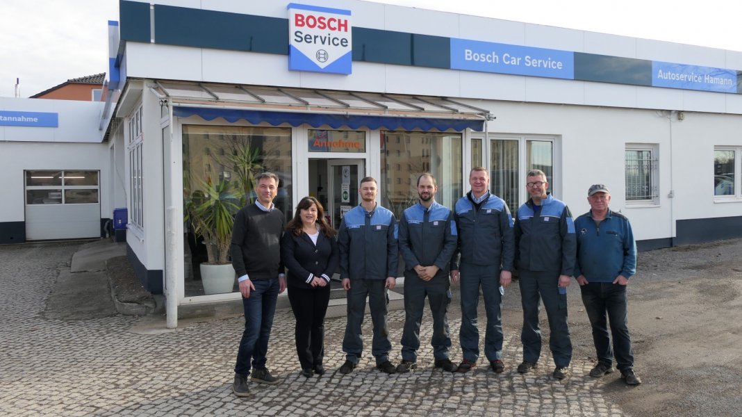 Team vom Autoservice Hamann vor der Werkstatt